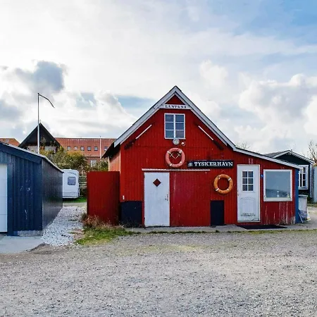 16 Person In Hvide Sande