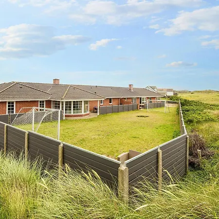 16 Person In * Hvide Sande
