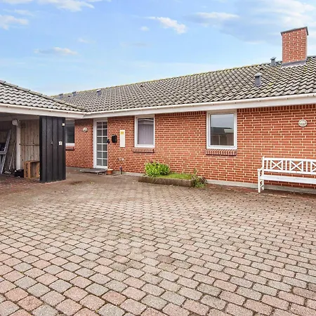 Luxury Retreat With - By Traum *